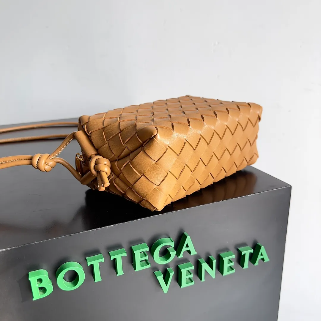 Batch 1560 New version and new color (third generation) 𝗕𝗼𝘁𝘁𝗲𝗴𝗮 𝗩𝗲𝗻𝗲𝘁𝗮———— The latest version of the loop camera bag💥 at the BV King of Cost-Effectiveness counter, large woven texture➕As always, ultra-high-quality lambskin, with zippers and adjustable drawstrings, it is especially suitable for the belly💫It can fit anything, and it is very light in weight. It is suitable for girls of all ages. Size: 17*10*6cm Style number: 723547